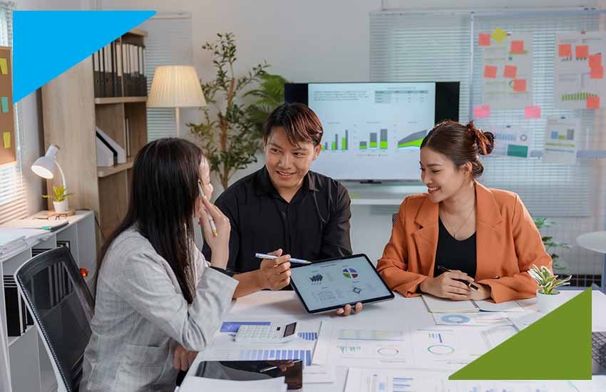 Team of IT consultants discussing API integration and data flow strategy for insurance platforms, representing MuleSoft development and digital transformation.